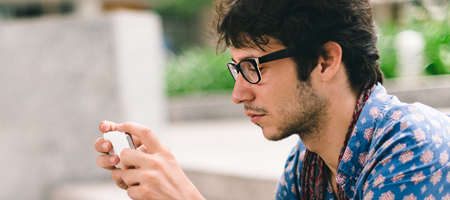 chica navegando con el móvil, joven usando el móvil, datos móvil