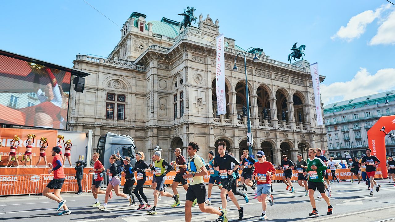 Läuferinnen und Läufer, die an der Staatsoper vorbeilaufen