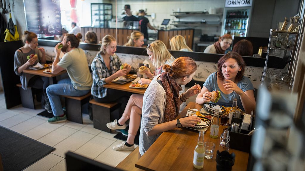 Menschen testen die Burger bei Omnom Burger im Lokal