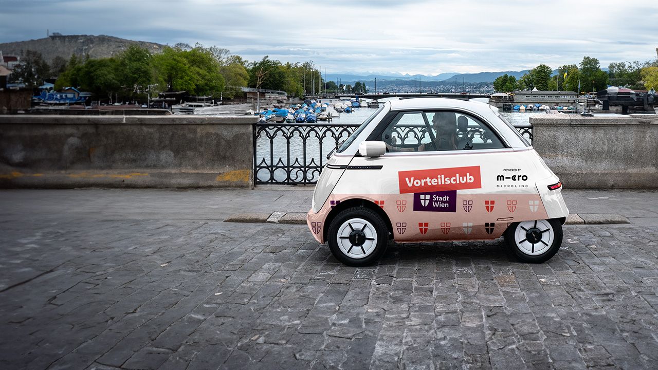 Ein kleines, modernes Elektroauto, welches auf einer Straße fährt