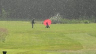 Ein Golfer im Regen