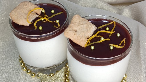 Zwei Gläser Spekulatiusmousse mit Glühweinspiegel