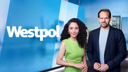 Siham El-Maimouni und Henrik Hübschen stehen im Studio. Neben ihnen das Westpol-Logo.