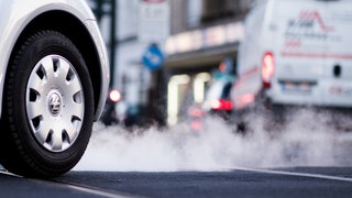 Abgas kommt aus einem Auto.