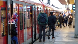 Bahngleis mit Passagieren