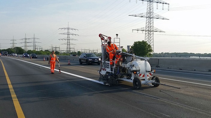 Fahrbahnmarkierungsarbeiten werden durchgeführt