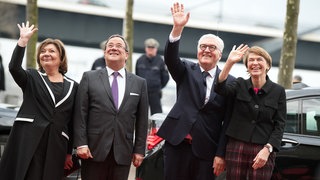 Bundespräsident Frank-Walter Steinmeier (2.v.r.) und seine Ehefrau Elke Büdenbender (r) treffen gemeinsam mit Armin Laschet, und seine Ehefrau Susanne Laschet (l) vor der Staatskanzlei ein