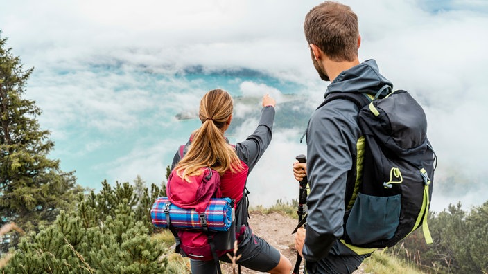 Ein junges Paar bei einem Wanderausflug in den Bergen