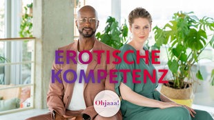 Die Podcast-Hosts Annabell Neuhof und Yared Dibaba; Schriftzug "Erotische Kompetenz"