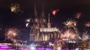 Feuerwerk um den Kölner Dom zu Silvester 2023