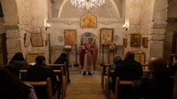 Syrische Christen feiern nach dem Sturz des Diktators al-Assad einen ersten Gottesdienst in der Kirche von Maaloula