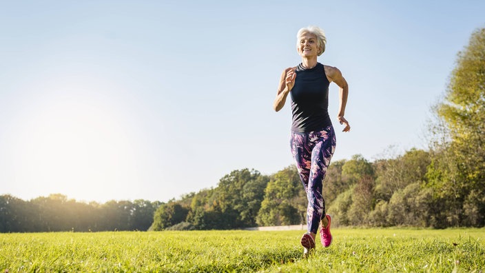 Das Bild zeigt eine ältere Dame beim joggen.