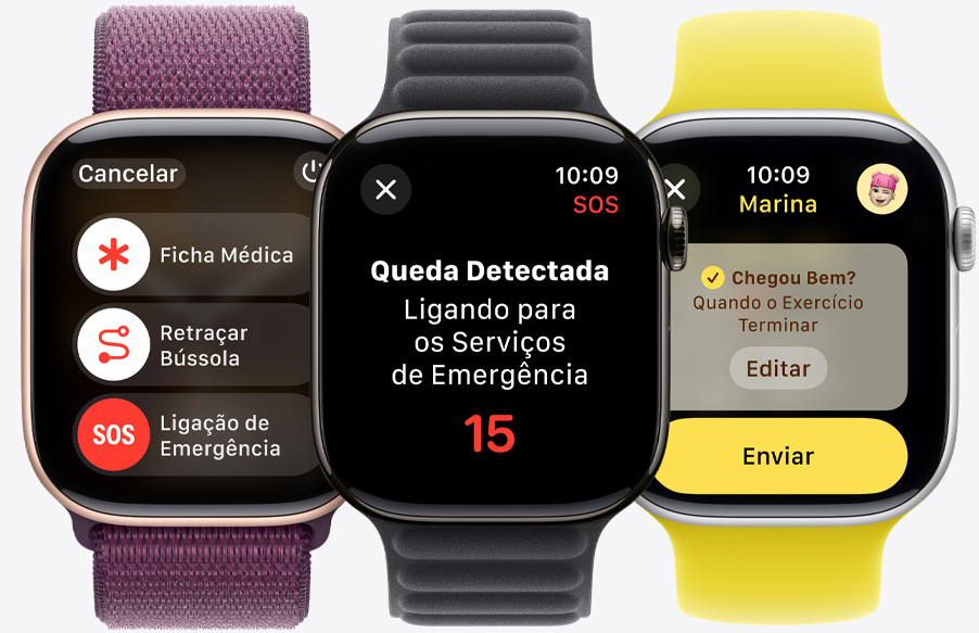 Um Apple Watch Series 10 mostrando os botões Ficha Médica, Retraçar Bússola e Ligação de Emergência. Outro Apple Watch Series 10 mostrando uma queda detectada. Um terceiro Apple Watch Series 10 mostrando uma mensagem do recurso Chegou Bem prestes a ser enviada.