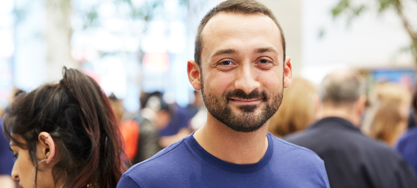 Emanuele in an Apple Store