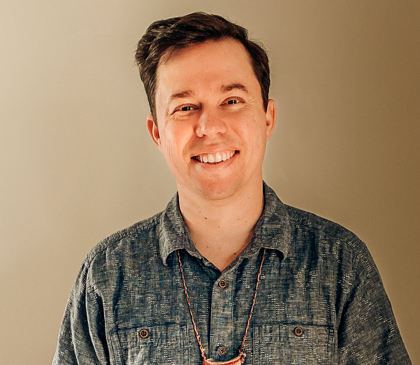 Photo portrait of Frank, with a big smile, looking at the reader.