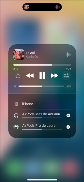 Pantalla de un iPhone que muestra dos pares de AirPods Pro reproduciendo la canción 'All for Nothing (I'm So in Love)' de Lauv.