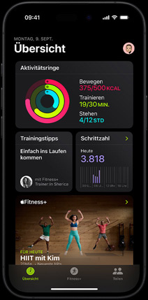 Der Tab „Übersicht“ in der Fitness App mit Aktivitätsringen, Trainingstipps, Schrittzahl und empfohlenen Fitness+ Workouts auf dem iPhone