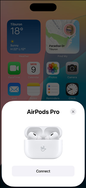 裝有 AirPods Pro 的 MagSafe 充電盒，旁邊是一部 iPhone。iPhone 主畫面顯示彈出式的小方格，上面出現連線按鈕，輕點即可輕鬆配對 AirPods。