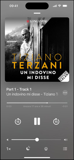 Il display di un iPhone che mostra un audiolibro. Sotto la copertina del libro ci sono i controlli di riproduzione, che includono un pulsante Riproduci, un cursore del volume e i pulsanti per andare avanti e indietro