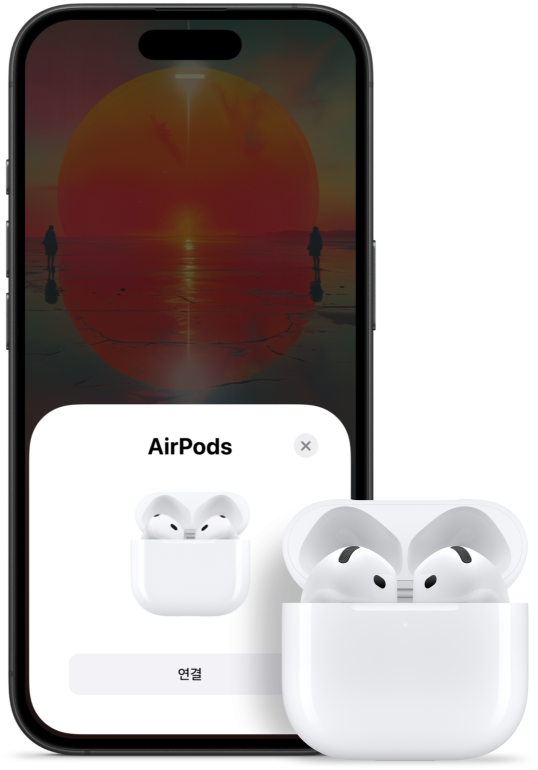 열려 있는 충전 케이스 안에 AirPods 4가 담겨 있는 모습. 그 옆에 있는 iPhone은 AirPods 4가 연결되었음을 알려줍니다.