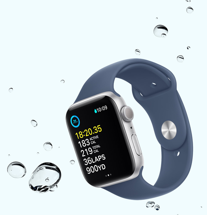 Une Apple Watch SE montrant l’écran de l’exercice Nage en eau libre avec des gouttes d’eau qui entourent l’appareil