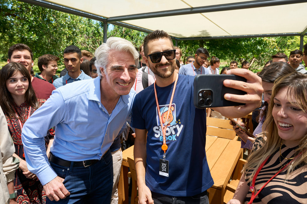 Apple Parkでデベロッパのみなさんに囲まれながらセルフィーの撮影のためにポーズをとっているクレイグ・フェデリギ。