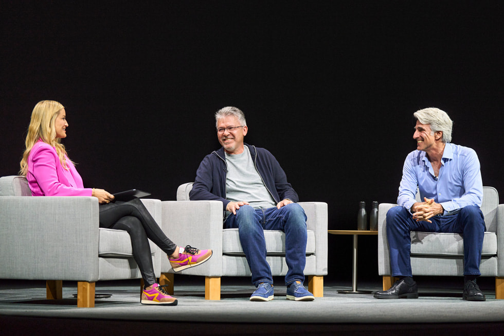 Apple ParkでのWWDC24で一緒にステージに座って講演する、ジャスティーン・エザリック、ジョン・ジャナンドレア、クレイグ・フェデリギ。