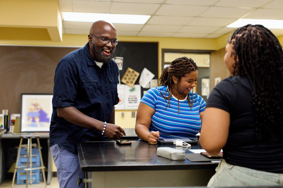 Illustrator Sanford Greene works with students at Benedict College in Columbia, South Carolina.