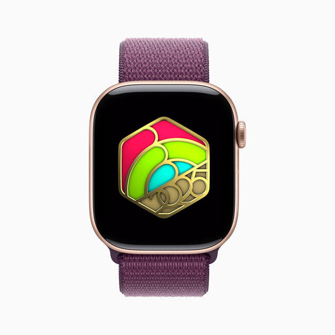 The limited-edition award Fitness+ users can earn in January is shown on Apple Watch.