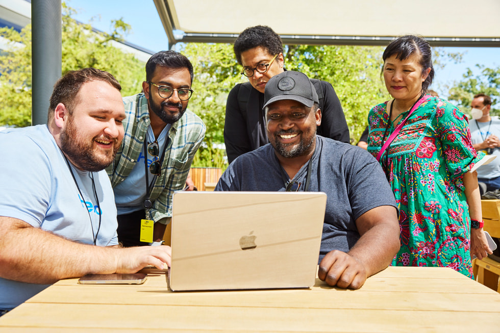 An Apple engineer demos for a group of WWDC22 attendees at Apple Park.