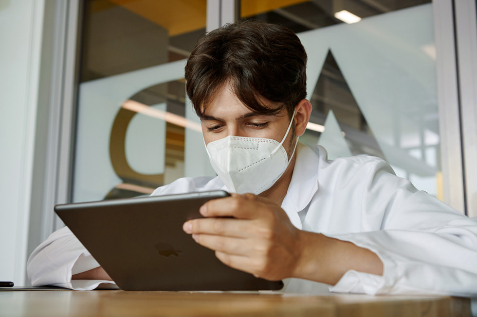 A student uses iPad in a science lab.