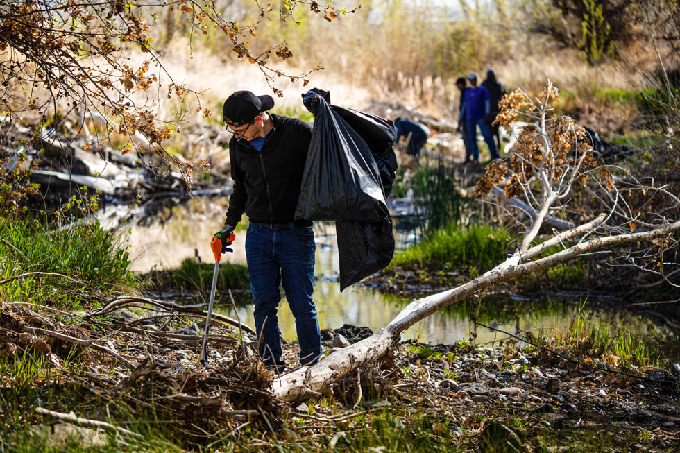 Los miembros del equipo de Apple ofrecen su tiempo en voluntariados y recogen basura.