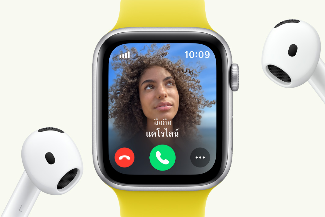 Apple Watch SE แสดงสายโทรเข้า, อยู่ข้าง AirPods คู่หนึ่ง