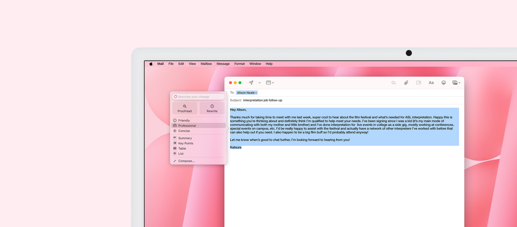 Yazma Araçları özelliğiyle Mail uygulamasının görüldüğü bir iMac ekranı. Vurgulanan bir email taslağı ve hemen yanında “Profesyonel Ton” seçeneği görülüyor