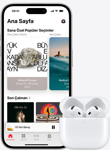 AirPods’un yanında duran ve müzik çalan iPhone 16