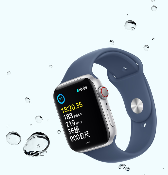 Apple Watch SE 的螢幕展示游泳體能訓練畫面，在手錶周圍有幾滴水滴