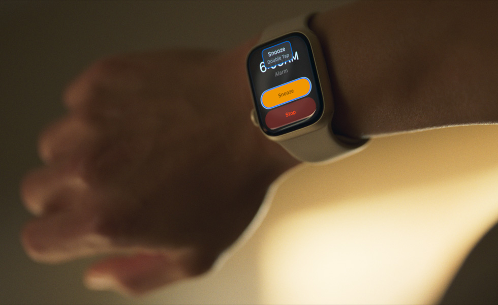 ذراع مع ساعة Apple Watch. تظهر على الشاشة عبارة 