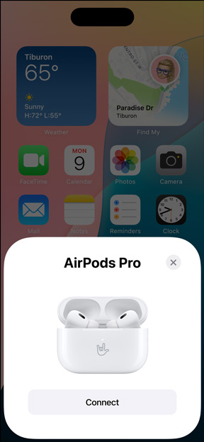 MagSafe Ladecase mit eingesetzten AirPods Pro neben einem iPhone. Eine kleine Kachel auf dem iPhone Homescreen zeigt ein Fenster mit der Taste „Verbinden“, um die AirPods ganz einfach per Fingertipp zu verbinden.