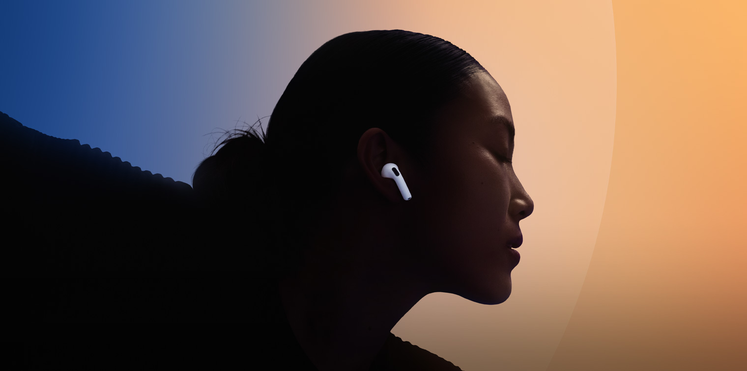 Một người phụ nữ đeo AirPods đang nhảy múa