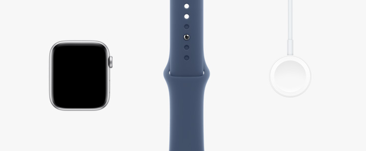 Dispostos lado a lado: vista frontal do hardware do Apple Watch SE, bracelete desportiva luz das estrelas e cabo de carregamento magnético para USB‑C.