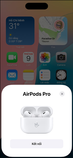 Hộp Sạc MagSafe với AirPods Pro ở bên trong, đặt bên cạnh iPhone. Ô nhỏ trên màn hình chính của iPhone hiển thị cửa sổ bật lên có nút kết nối, giúp dễ dàng ghép nối với AirPods khi chạm vào.