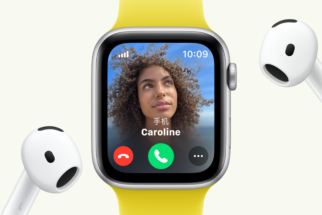 Apple Watch SE 屏幕上显示有来电呼入，旁边是一副 AirPods。