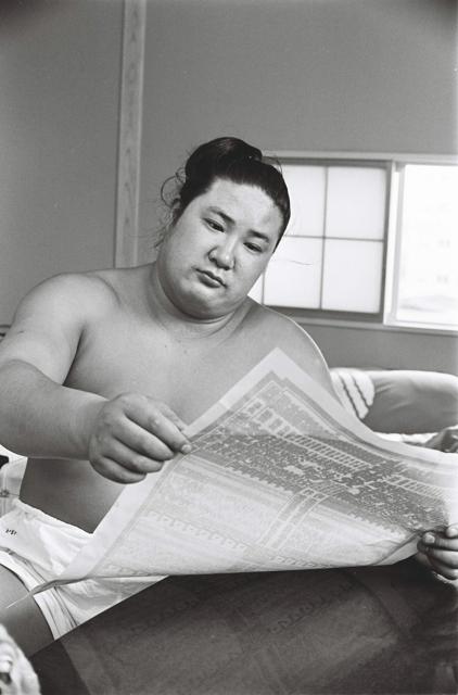 新大関で迎える1966年9月場所の番付表を見つめる北の富士=1966年9月3日、東京・両国の出羽海部屋