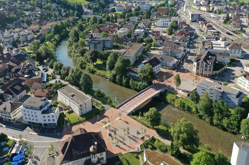 Luftaufnahme Stadt und Brücke