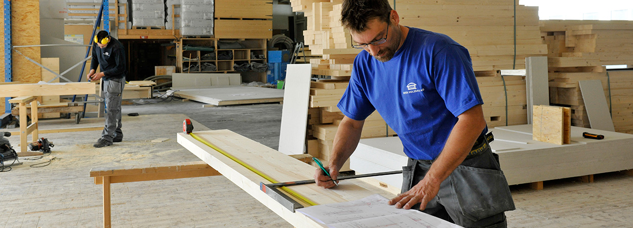 Arbeiten in der Werkstatt von Beer Holzbau