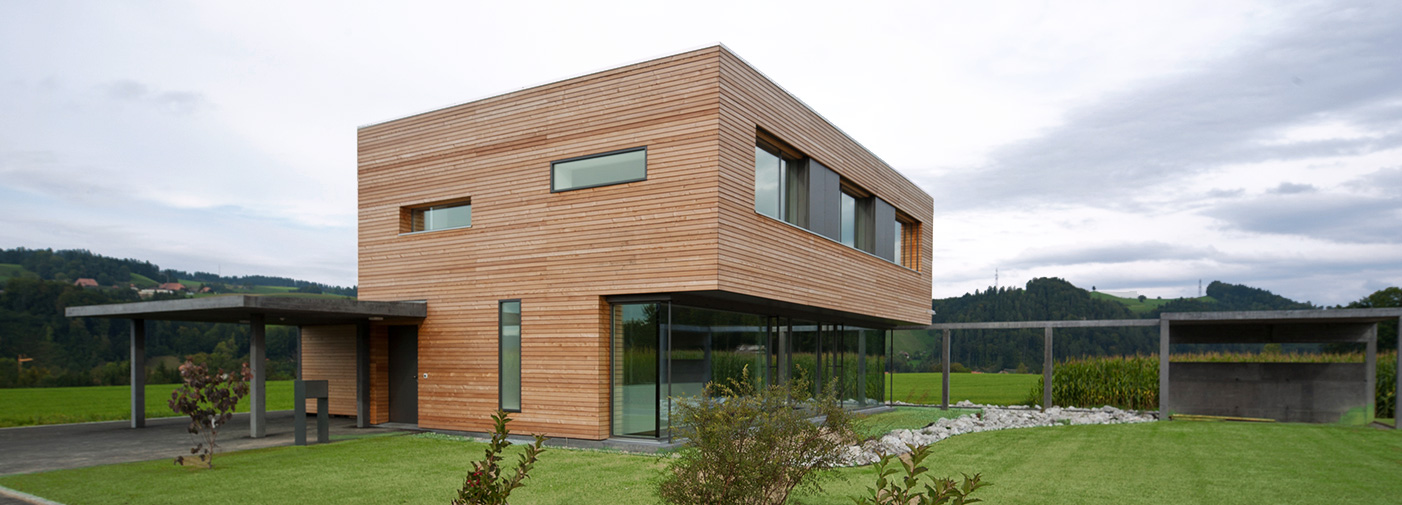 EFH Marti, Holzbau in grüner Landschaft, Beer Holzbau