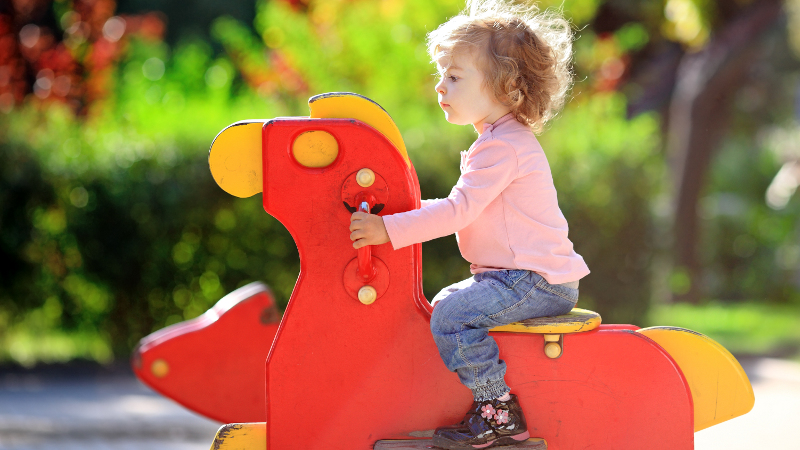 Kindergartenkind auf Spielpferd