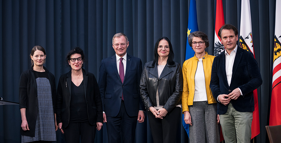 Linz Fokus Publikum, Podiumsteilnehmer:innen: Verena Humer, IG Kultur/KUPF OÖ; Elisabeth Schweeger, Kulturhauptstadt Bad Ischl – Salzkammergut 2024; Thomas Stelzer, Landeshauptmann Oberösterreich; Andrea Mayer, Staatssekretärin für Kunst und Kultur; Christine Haiden, Vorsitz Landeskulturbeirat OÖ; Andreas Winkelhofer, Oberösterreich Tourismus, Foto: Land OÖ / Max Mayrhofer