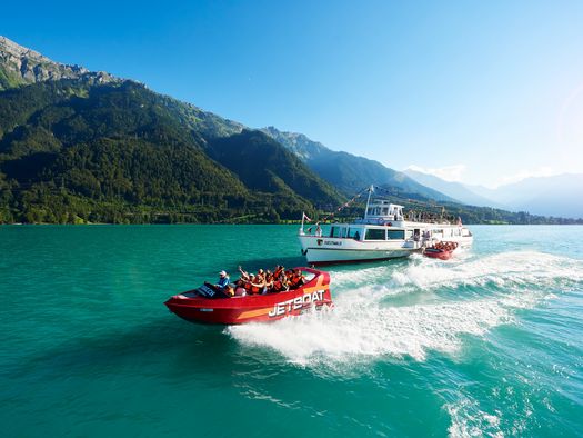 Zwei Jetboats und die MS Iseltwald auf dem türkisen Brienzersee