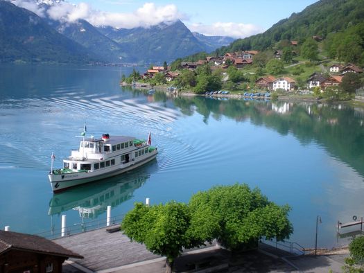 Ein Schiff legt an der idyllischen Schiffländte im Dorf Oberried an